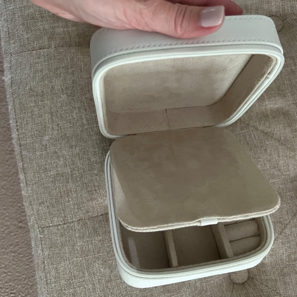 NEW! Chico's Jewelry Travel Storage Organizer Case 2.25” x 5.25” White/Cream - Picture 7 of 9